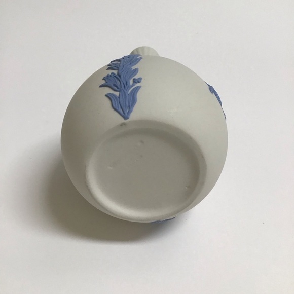 Wedgwood Jasperware Bud Vase Reverse Blue on Cream Cherub 5 1/2” Tall England - Picture 7 of 14